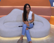 אישה בת 60 לא יודעת מה יושב לה.gif