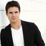 Robbie Amell 07.png