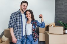 happy-couple-with-keys-from-new-apartaments.jpg