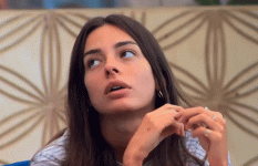 דיאן משחקת בשיער.gif